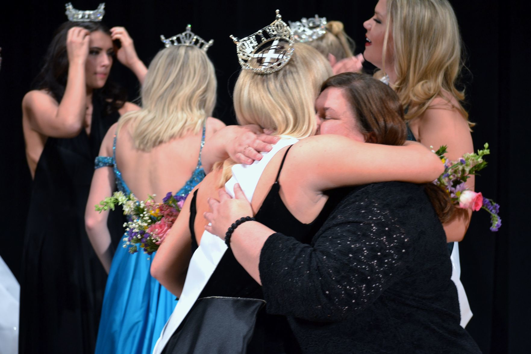 king and jen hug